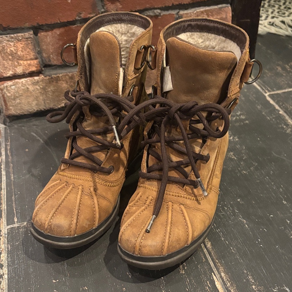 UGG Tan Lace-Up Boots with Black Soles - used